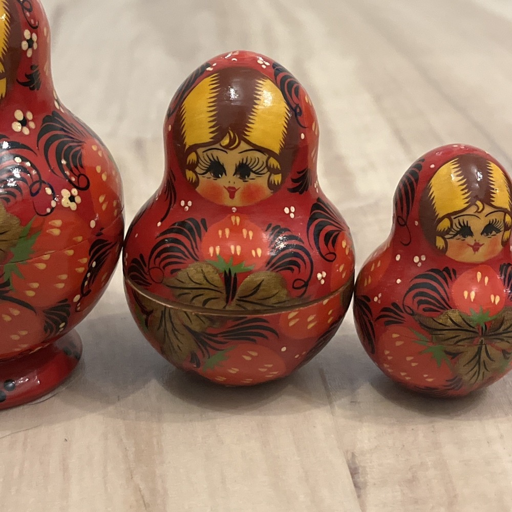 Vintage R. Ceprueb Nocag 5pc Nesting Dolls - Strawberry Theme - Artist Signed - Picture 9 of 12